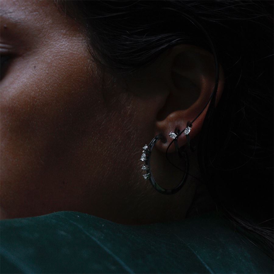 Medium size 'Balance' hoop earrings black gold with diamonds BALANCE | OR CERCHIO MEDIOAU9N CT.0,32